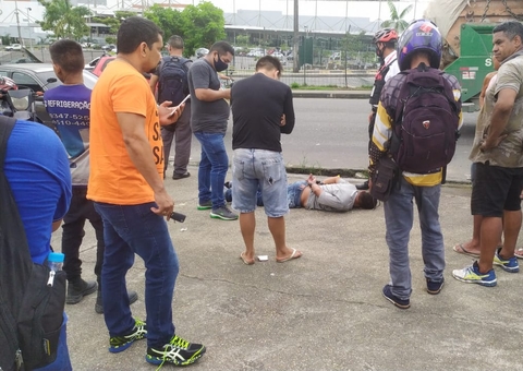 Suspeito de assalto é amarrado por populares em frente a shopping em Manaus