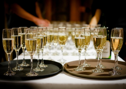 Beber qualquer quantidade de álcool causa danos ao cérebro, diz estudo