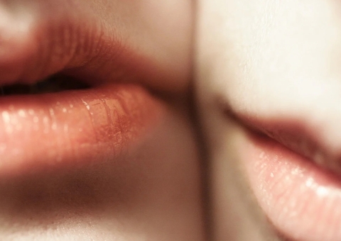 Homem que beijou mulher à força é condenado a indenizar vítima em R$ 8 mil