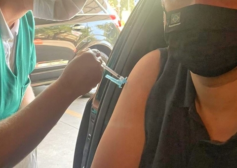 Presidente do Senado recebe primeira dose da vacina contra a covid-19