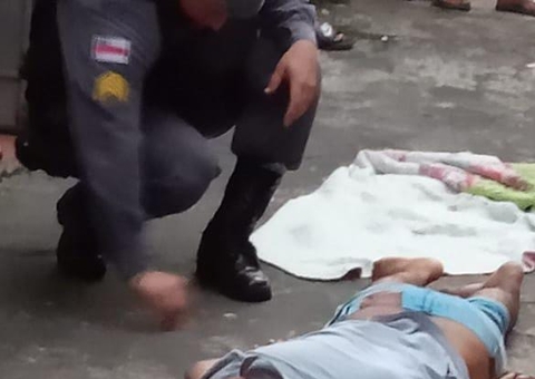Dupla executa homem no meio da rua em Manaus