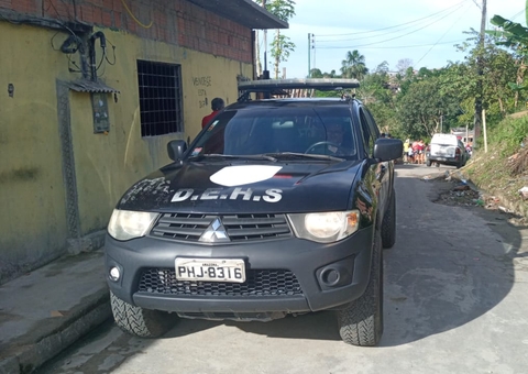 Homem morre ao ter corpo 'retalhado' a terçadadas em comunidade de Manaus