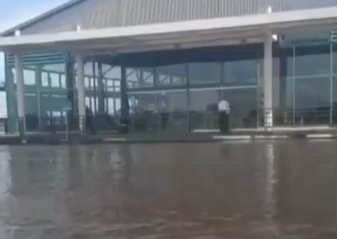Vídeo mostra Porto de Manaus invadido pela cheia