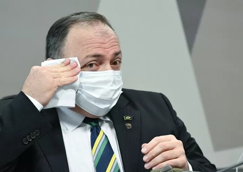 Exército pode advertir ou até expulsar Pazuello por passeio com Bolsonaro