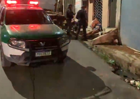 Mulher é brutalmente espancada e jogada na rua em Manaus
