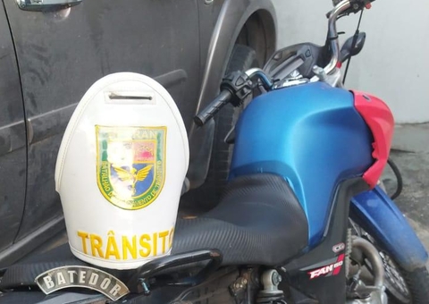 Homem abandona motocicleta roubada no meio de avenida em Manaus