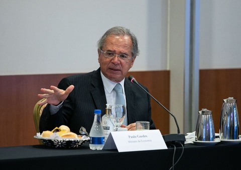 Auxílio emergencial pode ser renovado se pandemia continuar, diz Guedes