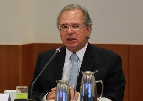 Hackers exibem pornô durante invasão à live de Paulo Guedes