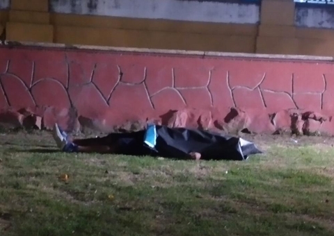 Homem é achado crivado de balas na frente da Igreja da Matriz em Manaus 