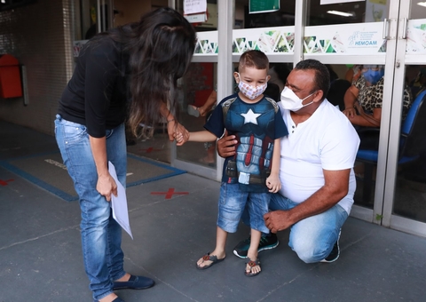 Motorista que não cobrou por corrida a paciente é homenageado em Manaus