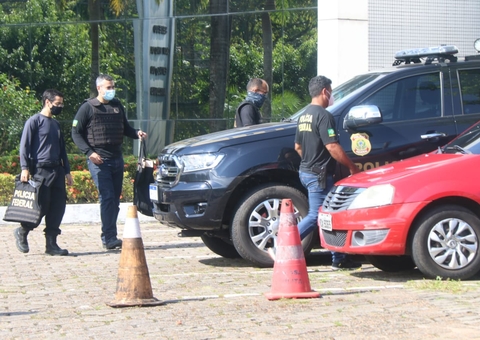 PF deixa casa de Wilson Lima e sede do Governo com malotes após 3h de busca