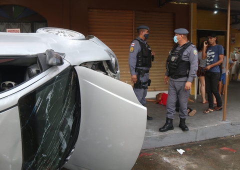Mulher fica ferida após carro capotar em acidente violento em Manaus