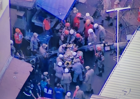 Mulher é resgatada com vida de prédio que desabou no Rio de Janeiro