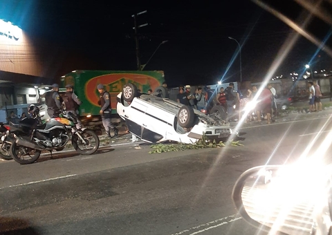 Carro capota após ser atingido por outro veículo em Manaus