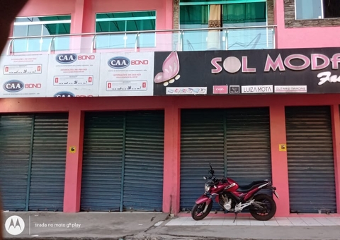 Empresária é baleada por assaltantes dentro de loja em Manaus