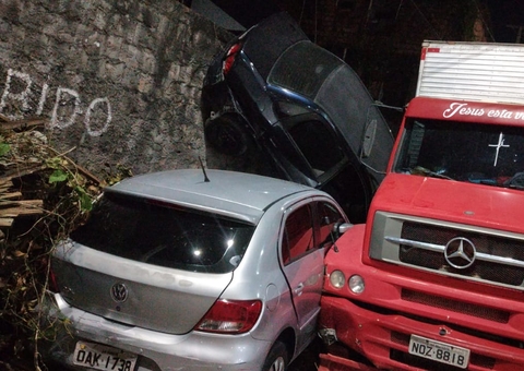 Caminhão desgovernado arrasta três carros em acidente em Manaus