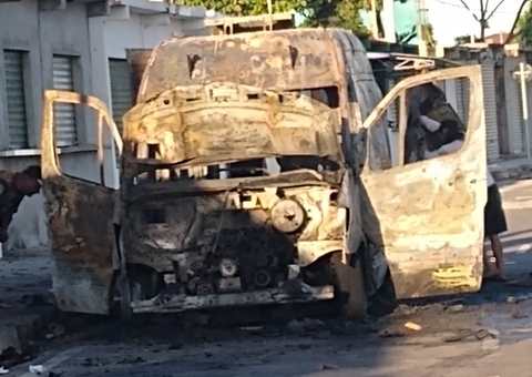 Criminosos atacam socorristas do Samu e ateiam fogo em ambulância em Manaus