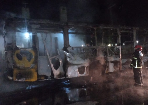 Vídeo mostra explosão de ônibus em frente à delegacia em Manaus