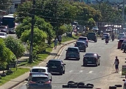 Comando Vermelho 'fecha' Ponte Rio Negro e causa engarrafamento em Manaus