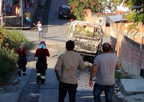 Vídeo: Integrantes do CV incendeiam micro-ônibus em Manaus