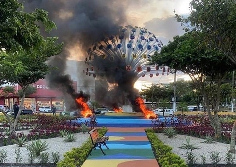 Vídeo: Recém-revitalizada, Bola da Letras é incendiada pelo CV em Manaus