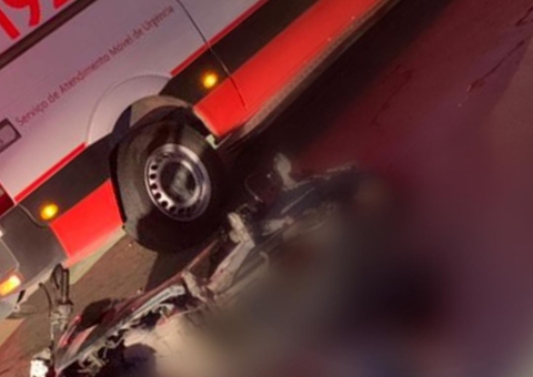 Mulher perde o controle de motocicleta e morre em rotatória de Manaus