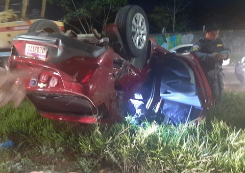Após perseguição e troca de tiros, adolescentes em fuga capotam carro em Manaus