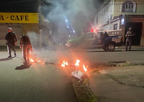 Criminosos da CV ateiam fogo em barricada e bloqueiam avenida de Manaus