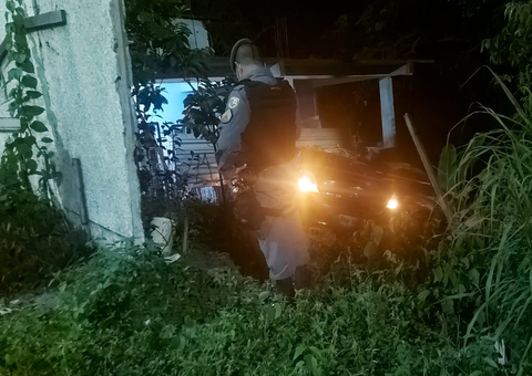 Carro desgovernado invade casa e deixa moradores desesperados em Manaus