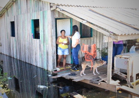 Cartões do Auxílio Estadual Enchente são entregues no Amazonas