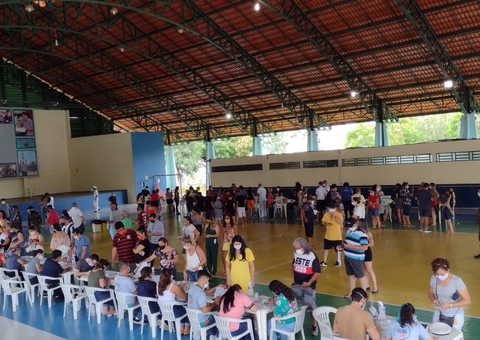 Vídeos: confira a movimentação da vacinação neste domingo em Manaus