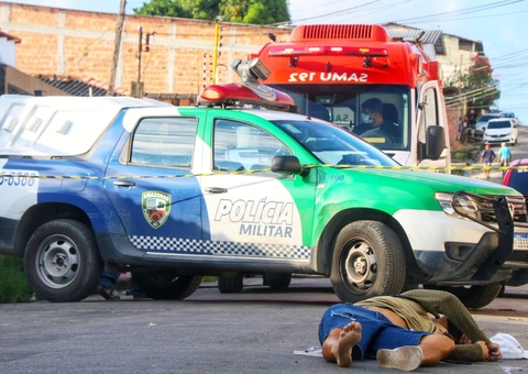 Assassinos executam homem com frieza no meio da rua em Manaus