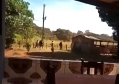 Desesperada, mulher filma PMs em busca de Serial Killer: ‘ tá aqui em casa'