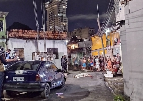 Homem é morto e amigo baleado quando esperavam pra assistir jogo em Manaus