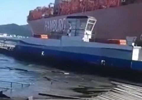 Navio bate em atracadouro no Guarujá