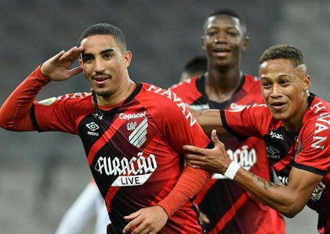 Athletico-PR vira para cima do Atlético-GO e lidera o Brasileirão