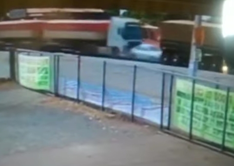 Carro é esmagado entre duas carretas e mulher sobrevive;veja vídeo chocante