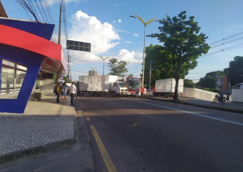 Acidente entre ônibus e caminhão causa fila quilométrica em avenida de Manaus
