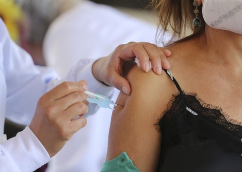 Covid-19: 40% da população adulta foi imunizada com a primeira dose