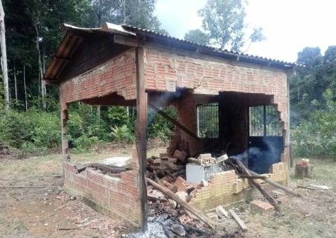 Família tem casa incendiada e acusa donos de hotel de selva no Amazonas