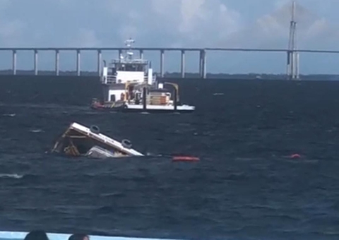 Vídeo mostra lancha naufragando na Ponta Negra; veja