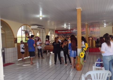 Comoção marca velório de Júlia Renata, assassinada junto com amiga em São Paulo