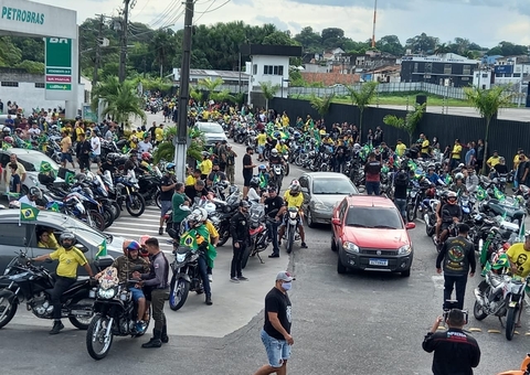 Apoiadores de Bolsonaro fazem motociata a favor do voto impresso em Manaus