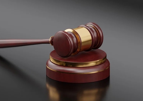 Mulher que matou marido abusivo deixa tribunal em liberdade