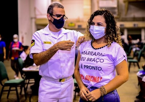 Jovens de 26 anos recebem 1ª dose da vacina contra a covid hoje em Manaus