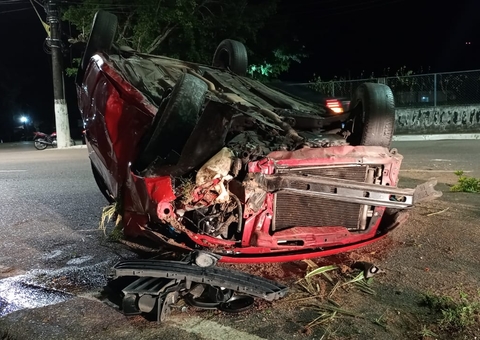 Homem fica ferido após carro capotar em rotatória na Ponta Negra em Manaus