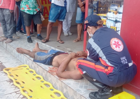 Homem é arrastado para beco e espancado por populares em Manaus