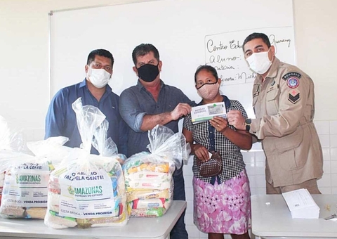 Entrega dos cartões do Auxílio Enchente em Santo Antônio do Içá começam