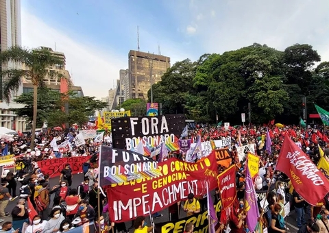 Manifestação contra Bolsonaro fecha dois lados da Avenida Paulista