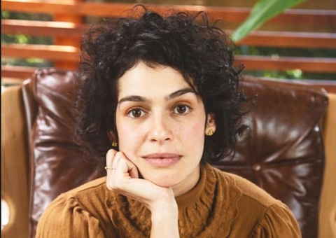 Aos 37, Maria Flor anuncia gravidez e será substituída em novela